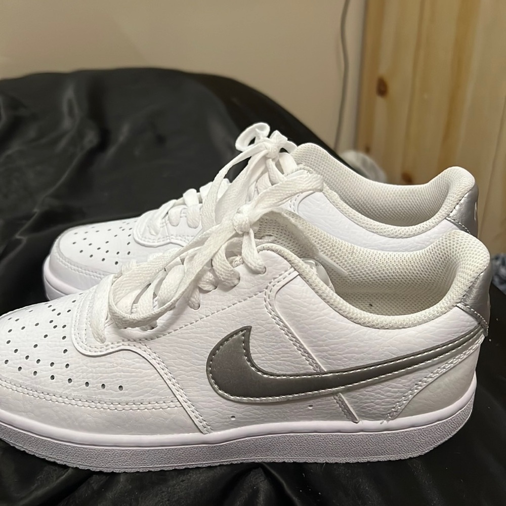 womens white and grey nike shoes